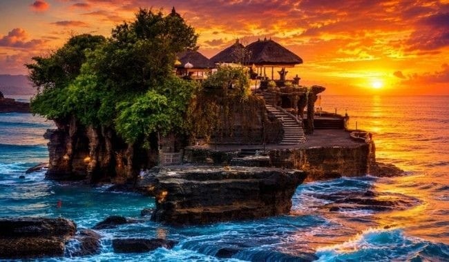 Tanah Lot Bali, Pilihan Tepat untuk Menikmati Keindahan Sunset Ikonik di Bali