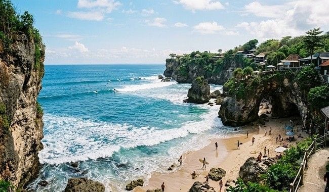 Blue Point Beach Bali, Pantai Eksotis dengan Tebing Indah dan Ombak Kelas Dunia