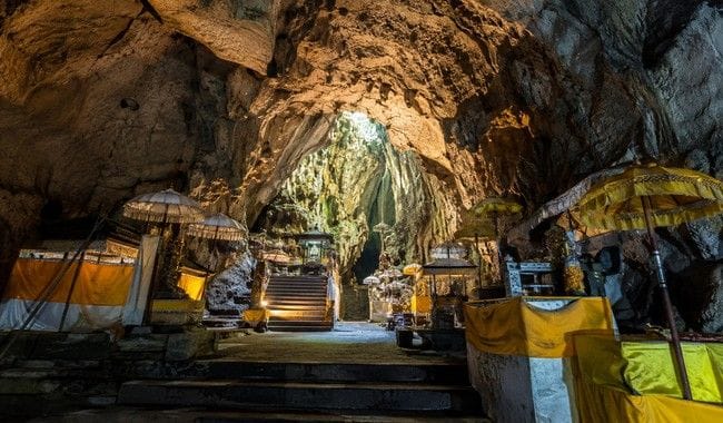 Giri Putri Cave Bali, Goa Suci dengan Keunikan Alam di Nusa Penida