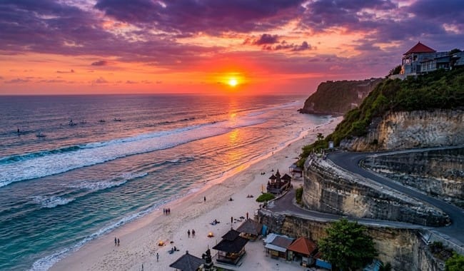 Pantai Melasti Bali, Pantai Eksotis di Balik Tebing Kapur Ungasan