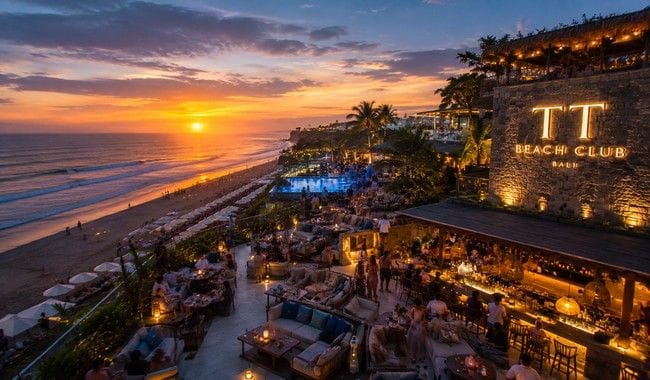 TT Beach Club Bali, Destinasi Beach Club Modern dengan Panorama Laut yang Memesona